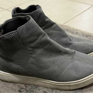 Soda Women's Gray Ankle Booties